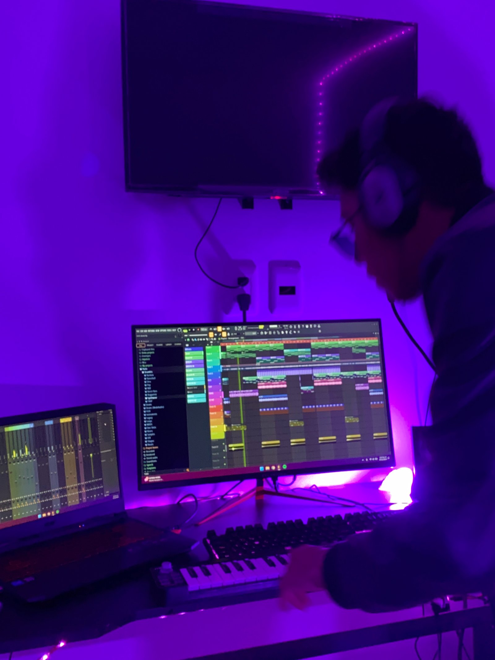 Tensho produciendo música